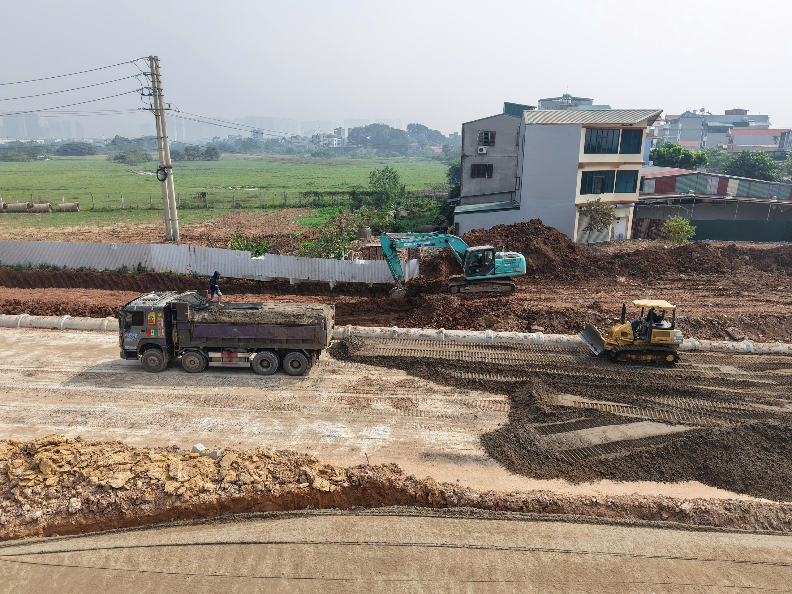 Không khí làm việc nhộn nhịp mang lại niềm hy vọng lớn cho cư dân địa phương.