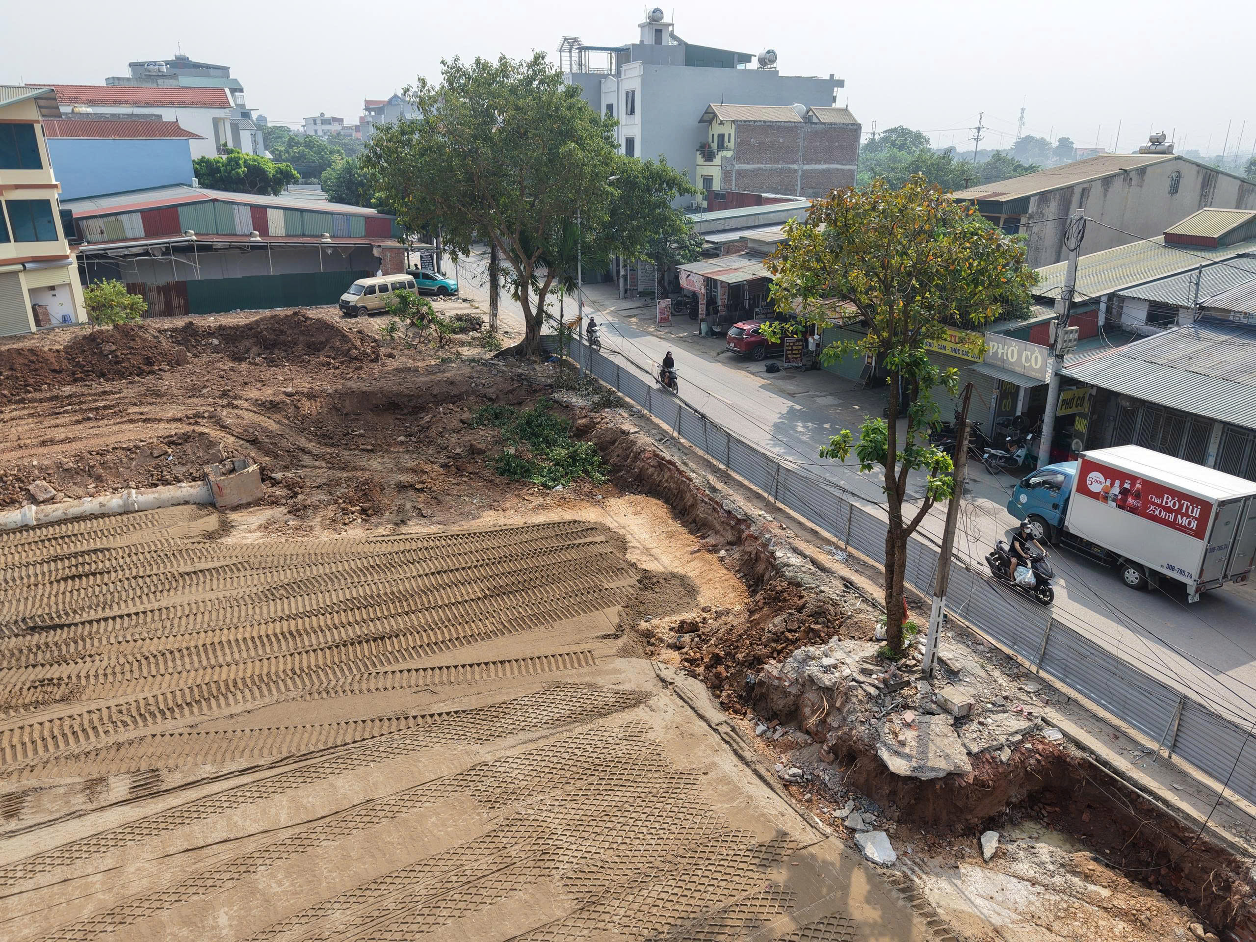 Nút giao tiếp giáp Tỉnh lộ 72 được rào chắn cẩn trọng để bảo đảm an toàn cho các phương tiện di chuyển.