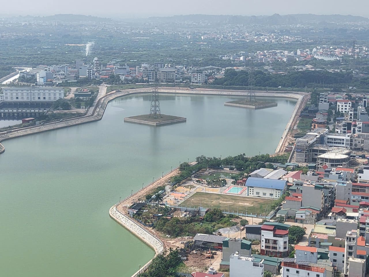 Các đảo kỹ thuật bảo vệ chân cột điện cao thế và khu vui chơi thể thao ven hồ Yên Nghĩa 1.