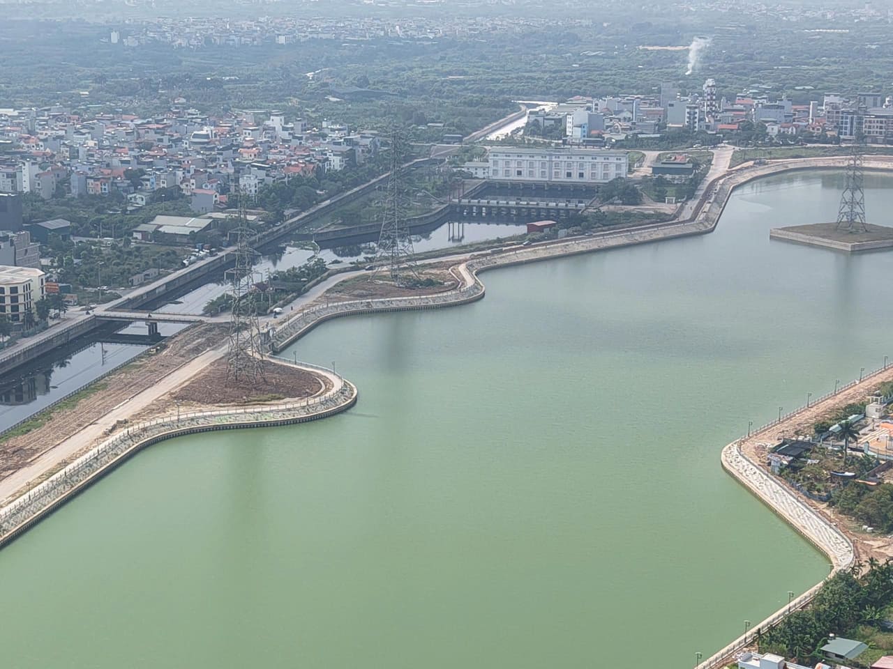 Sự kết nối trực tiếp giữa lòng hồ điều hòa Yên Nghĩa 1 với Trạm bơm tiêu Yên Nghĩa.