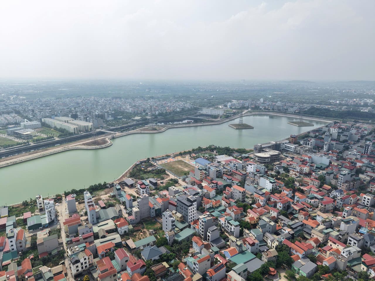 Mặt hồ rộng lớn nằm sát khu vực nhà ở của cư dân xã An Khánh.