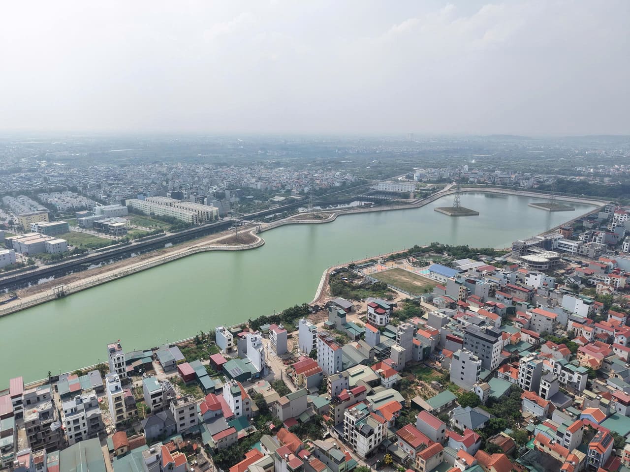 Tổng diện tích mặt nước lớn giúp điều tiết khí hậu và trữ nước hiệu quả cho toàn khu vực.