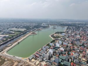 Hồ điều hòa nằm sát cạnh tuyến kênh dẫn về trạm bơm tiêu thoát nước.