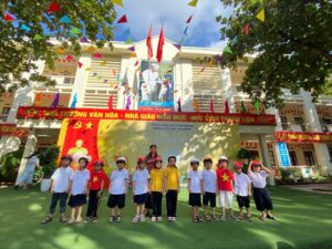 Các em học sinh lớp 1 cùng cô giáo rạng rỡ lưu lại khoảnh khắc ý nghĩa tại khuôn viên Trường Tiểu học An Khánh.