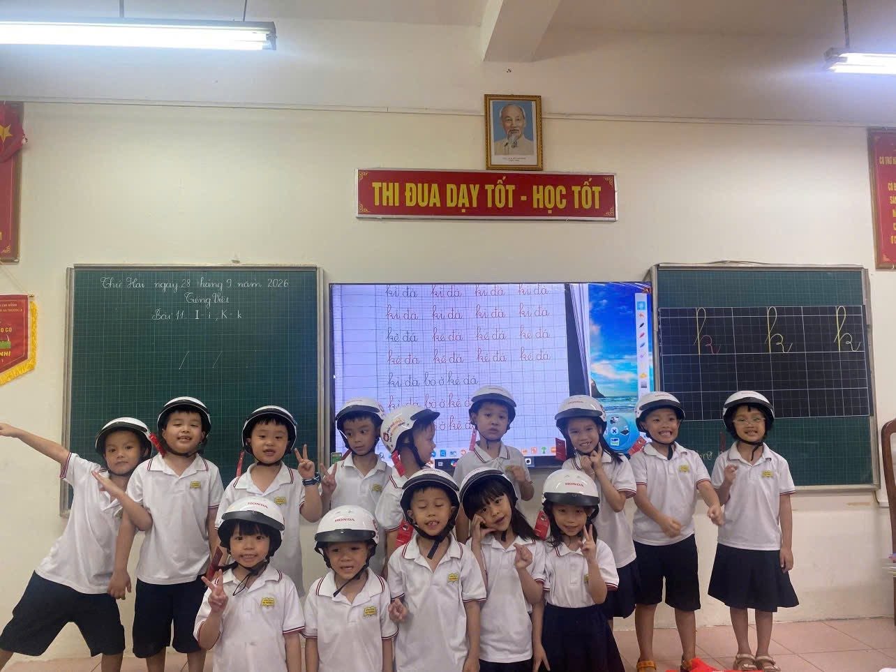 Những khuôn mặt rạng ngời, tự tin của các bé lớp 1 khi đã đội mũ bảo hiểm đúng chuẩn.