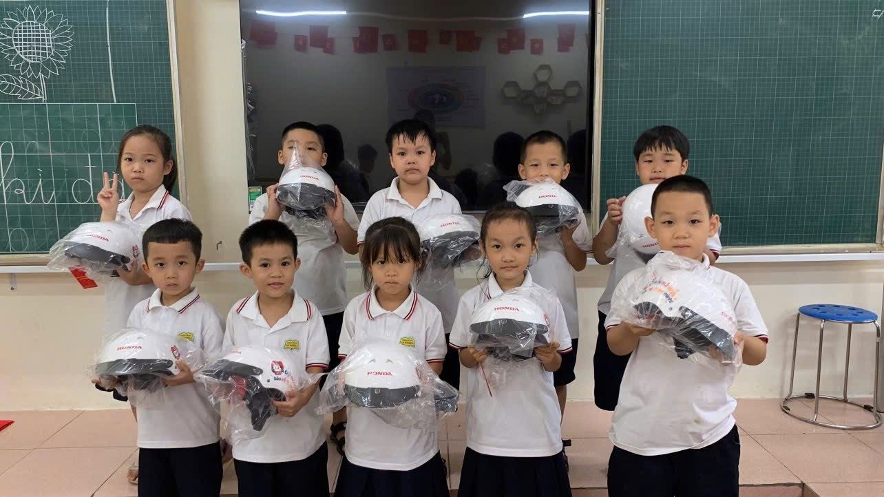 Những "chiến binh nhí" tự tin khoe món quà bảo vệ an toàn cho mình.
