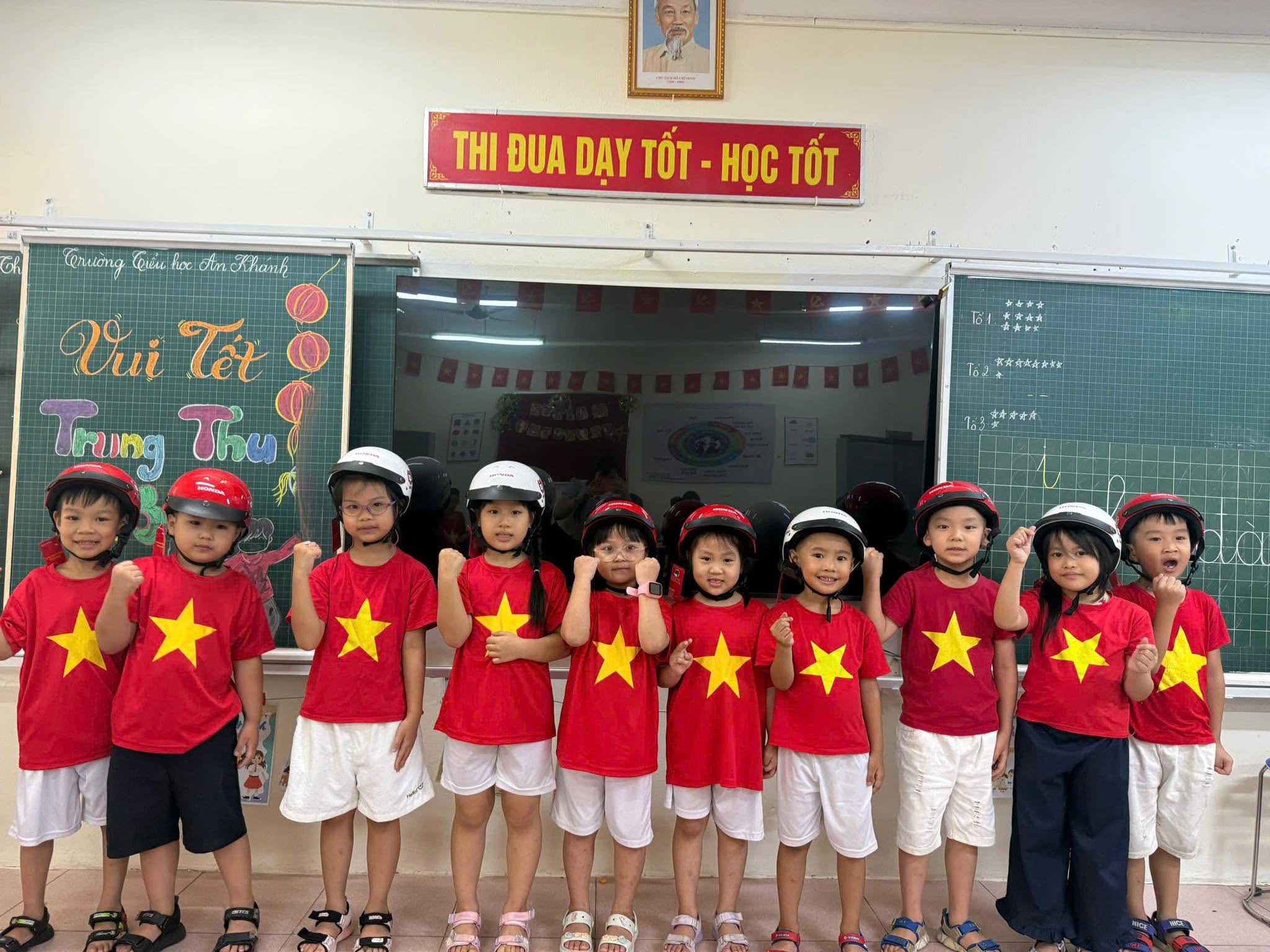 Nhóm học sinh lớp 1 hào hứng tạo dáng với chiếc mũ bảo hiểm được thiết kế riêng cho lứa tuổi của mình.
