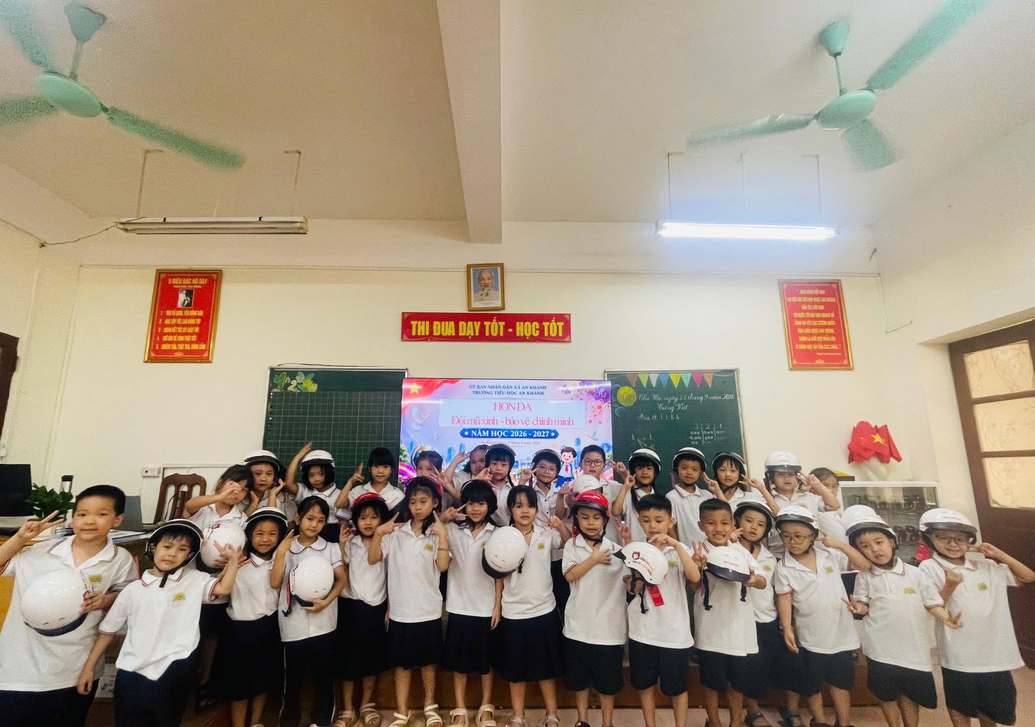 Một tập thể lớp cùng nhau lưu lại khoảnh khắc đáng yêu với chiếc mũ bảo hiểm trắng đồng phục.