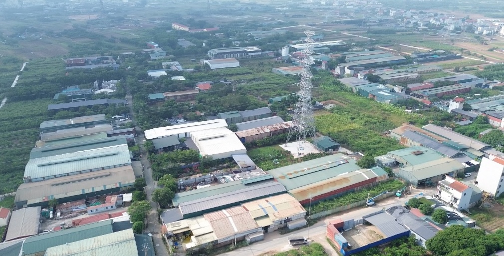 Hàng loạt nhà xưởng mái tôn mọc lên san sát, tiềm ẩn nhiều rủi ro về quy hoạch.