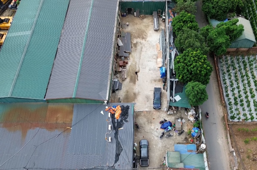 Hàng hóa vật tư chất ngổn ngang, không có lối thoát hiểm an toàn.