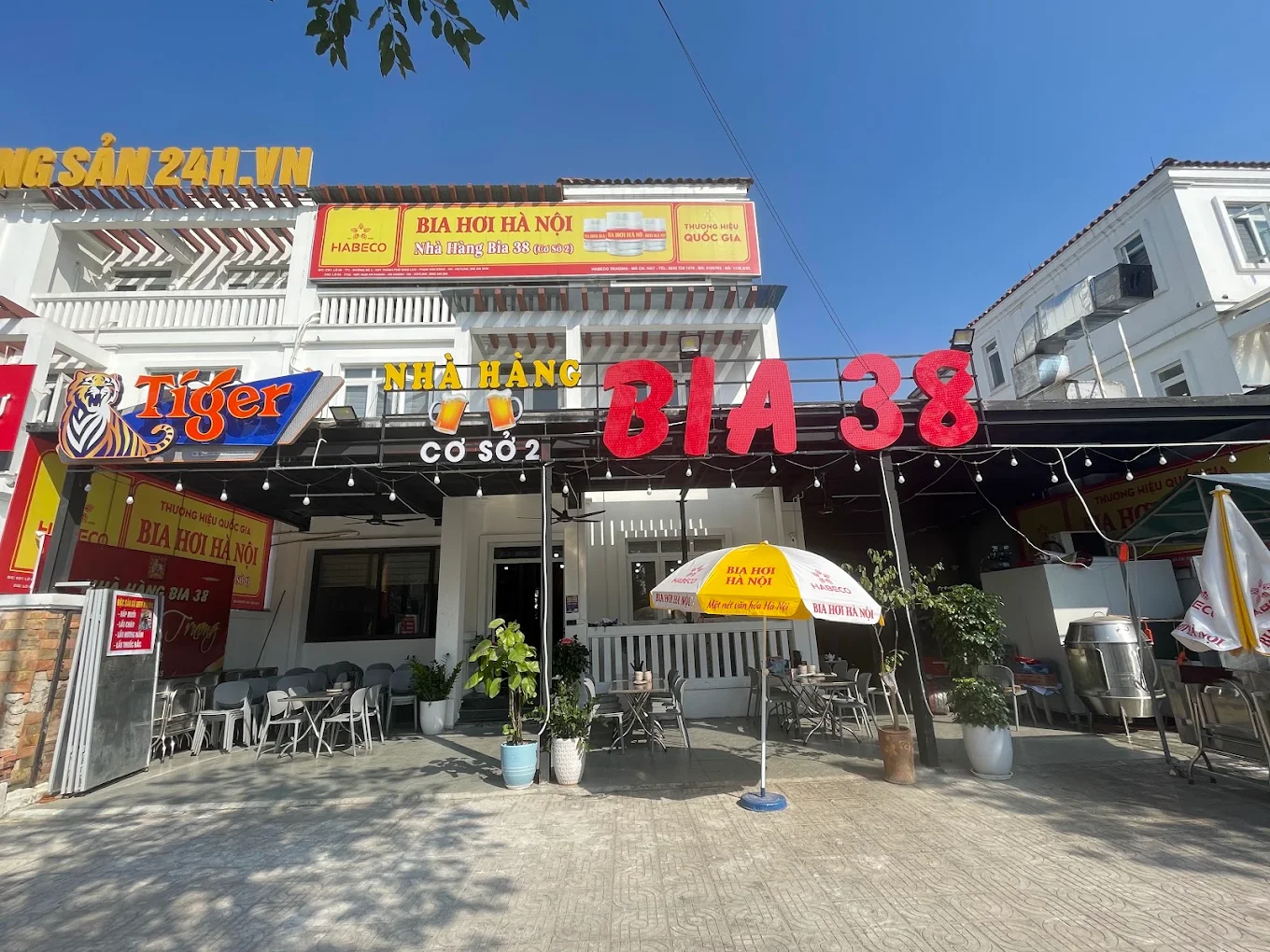 Không gian mặt tiền rực rỡ ánh đèn của Nhà hàng Bia 38 Cơ sở 2 trên trục đường đôi Nam An Khánh.