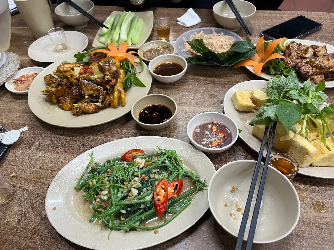 Thực đơn nhậu phong phú với các món ăn dân dã, đậm đà hương vị như gà rang, rau xào, đậu hũ chiên giòn.
