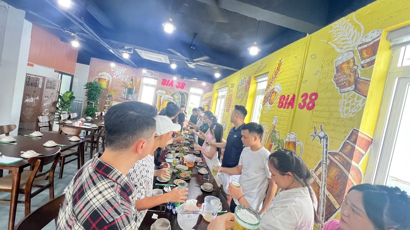 Không khí tưng bừng của một buổi tiệc sinh nhật được tổ chức bên trong không gian đầy màu sắc của Bia 38.