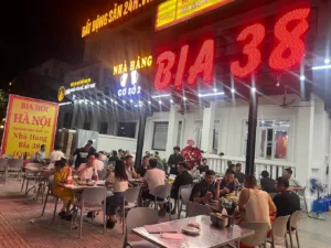 Khoảng sân vỉa hè luôn tấp nập thực khách đến thưởng thức bia hơi vào mỗi buổi tối cuối tuần.