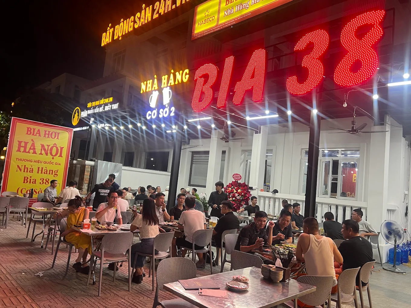 Khoảng sân vỉa hè luôn tấp nập thực khách đến thưởng thức bia hơi vào mỗi buổi tối cuối tuần.