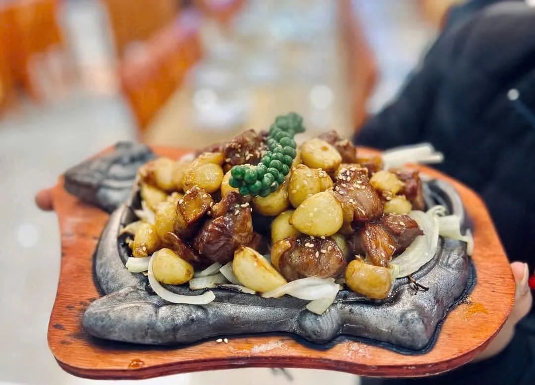 Món dê xào tỏi nguyên tép và tiêu xanh tỏa hương thơm lừng, là món ăn "must-try" khi đến Dê Linh Đan.