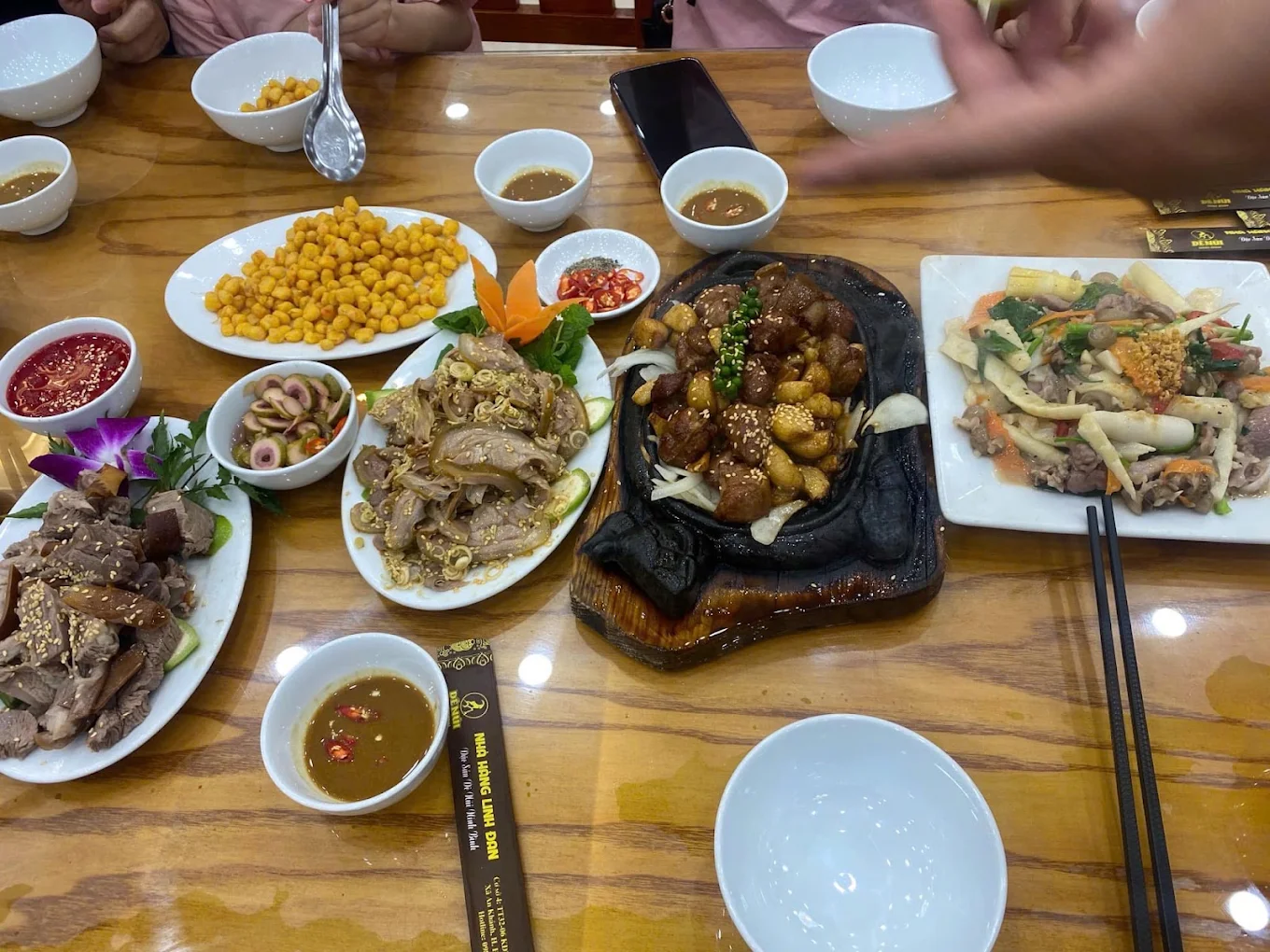 Thực đơn đa dạng, trình bày đẹp mắt, đáp ứng mọi khẩu vị của thực khách khó tính nhất.