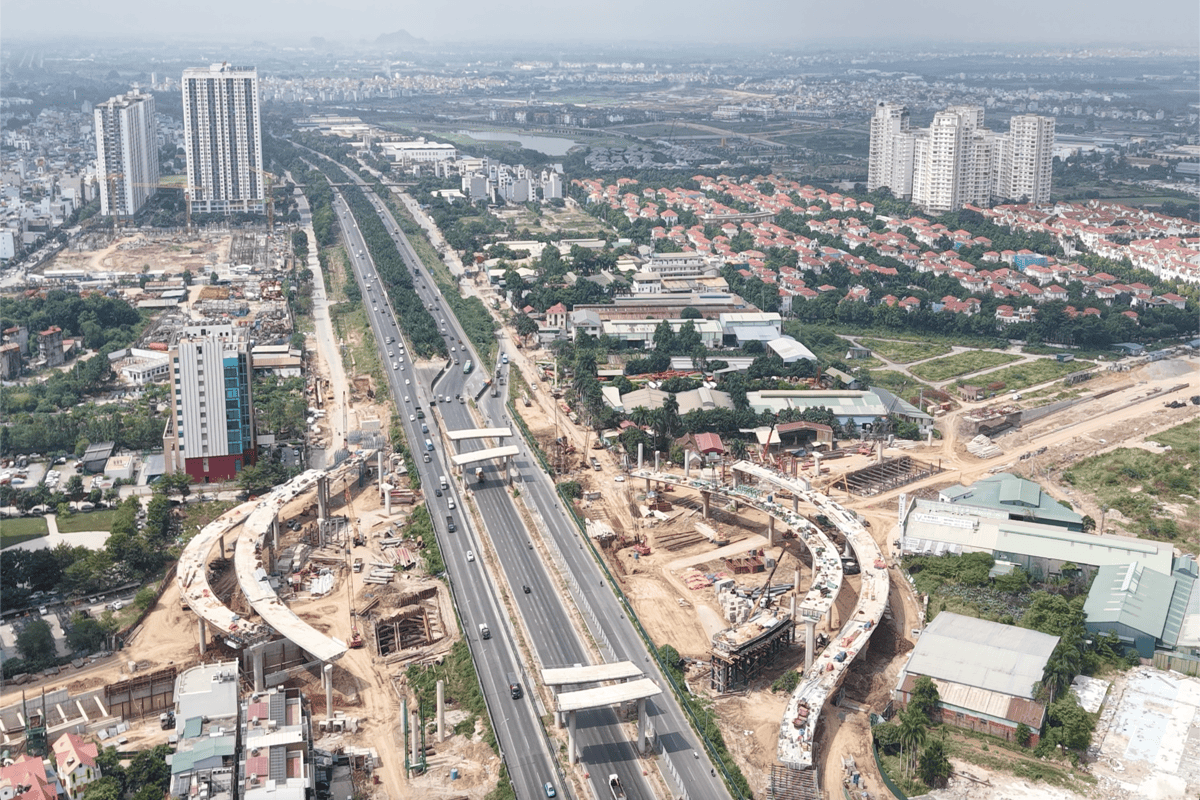 Thiết kế nút giao khác mức giúp các luồng phương tiện di chuyển liên tục mà không bị xung đột giao thông.