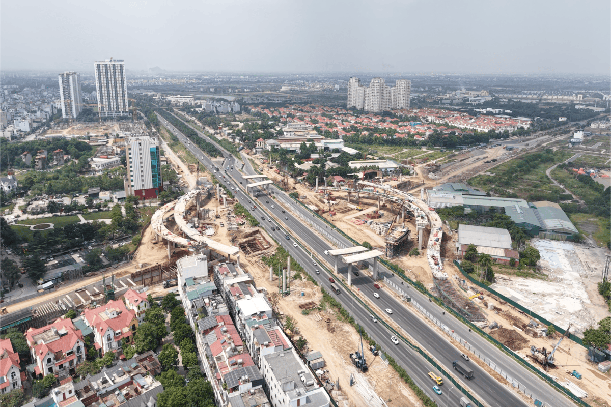 Các nhánh cầu vòng tuabin hai bên tuyến đường cao tốc đang được đẩy nhanh tiến độ lắp đặt dầm.