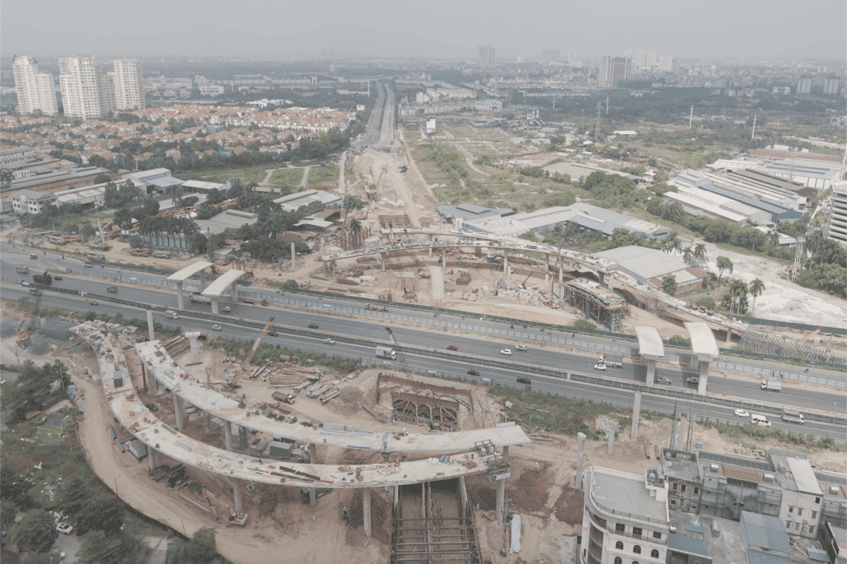 Đoạn tuyến nối từ nút giao sang phía xã Sơn Đồng đang được san lấp mặt bằng rộng rãi.