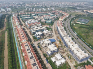 Công trường thi công nhộn nhịp, máy móc hoạt động liên tục để bảo đảm cam kết tiến độ.