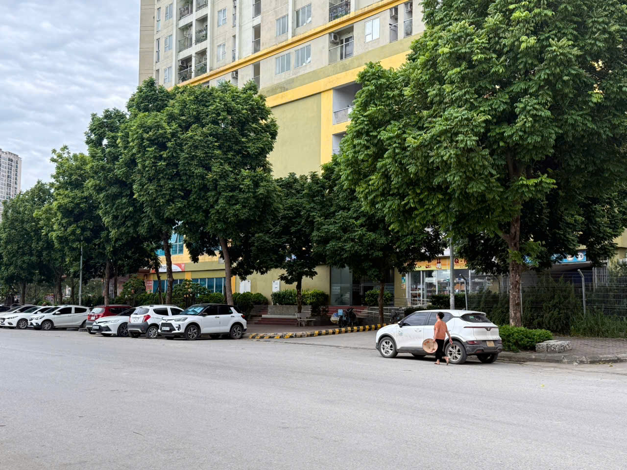 Sự đối lập mỉa mai giữa sảnh chung cư The Golden An Khánh khang trang (bên trái) và tình trạng nhếch nhác ở khu vực vỉa hè đối diện.