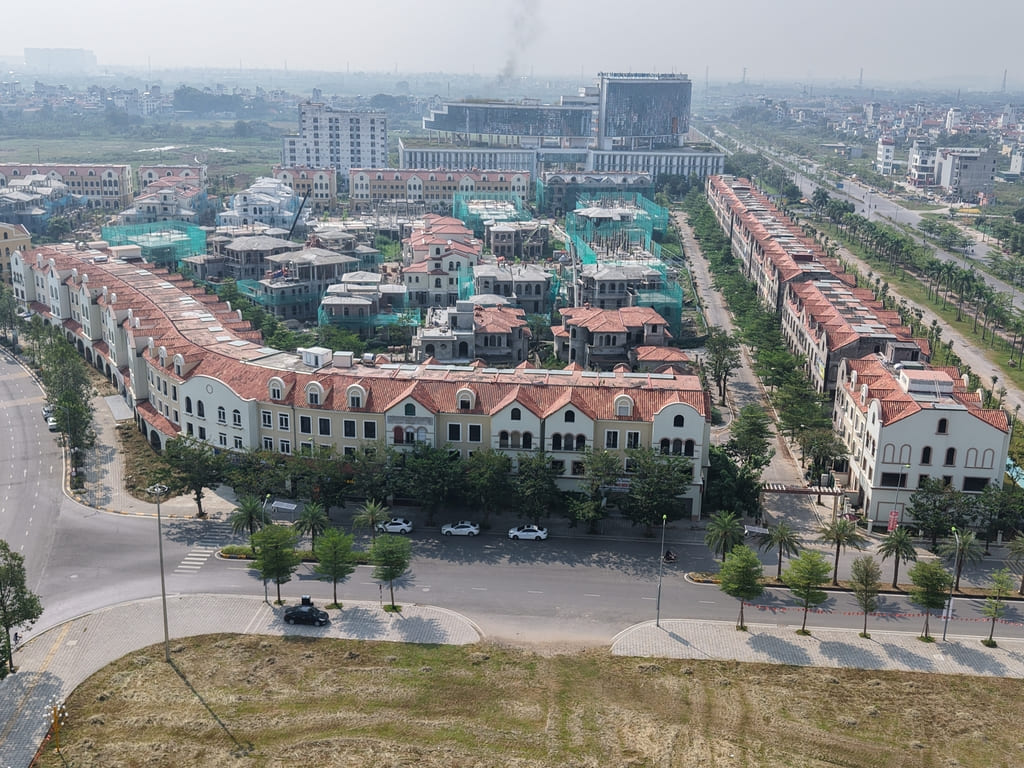 Dãy nhà phố thương mại đã hoàn thiện mặt ngoài khang trang, sẵn sàng đi vào vận hành.