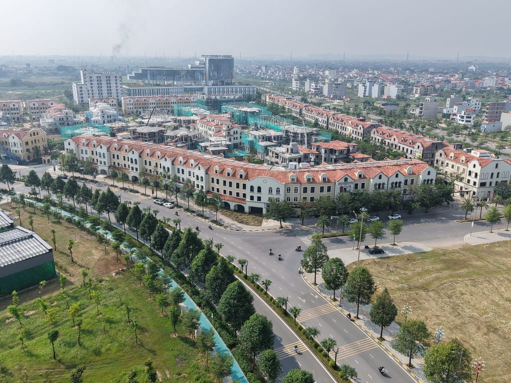 Thế đất đắt giá khi phía trước là đường lớn và công viên, phía sau là khu thấp tầng và cụm công trình cao tầng hiện đại.