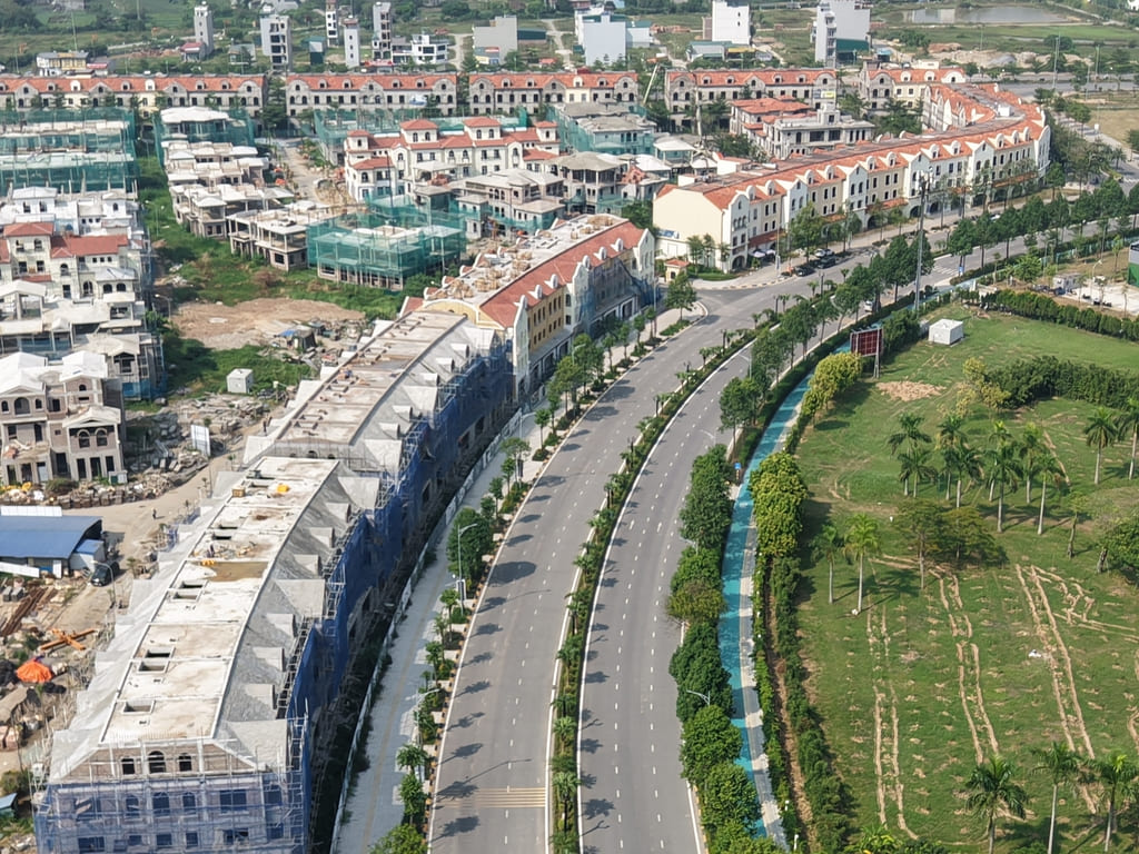 Khu biệt thự bên trong và dãy shophouse mặt ngoài tạo thành một quần thể đô thị sầm uất, khép kín.