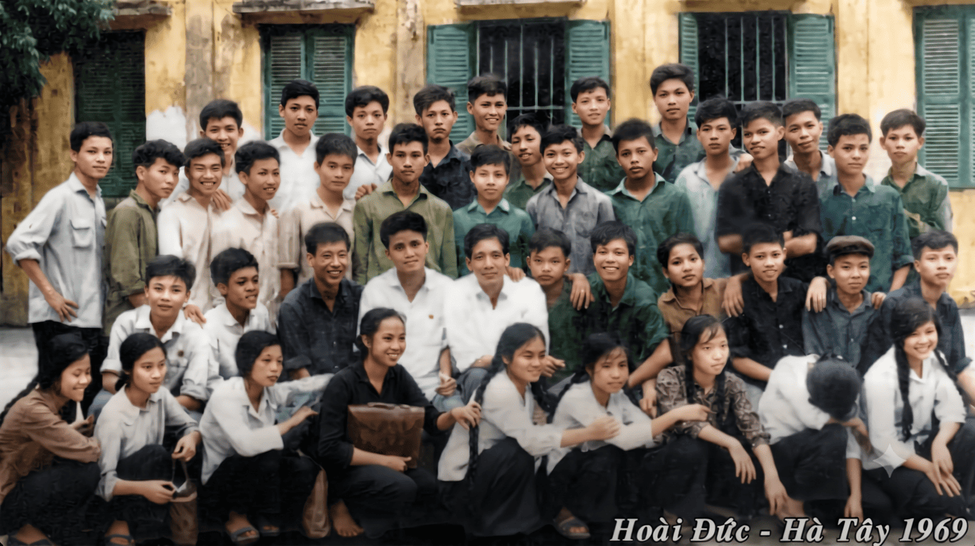 Bức ảnh sau khi được phục dựng màu giúp từng đường nét gương mặt của các học sinh năm ấy hiện lên rõ ràng, đầy cảm xúc.