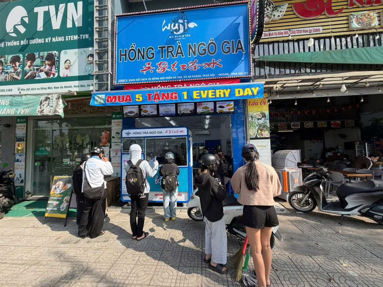 Quán Hồng Trà Ngô Gia An Khánh nằm tại khu đất dịch vụ Đồng Mới, ngay gần cổng chào Nam An Khánh.
