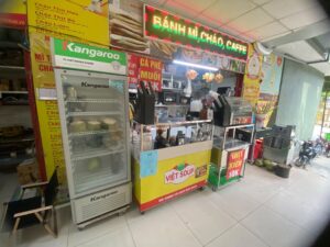 Quầy hàng sạch sẽ, gọn gàng đặt tại tầng 1 tòa nhà Gemek 1, đường Lê Trọng Tấn.