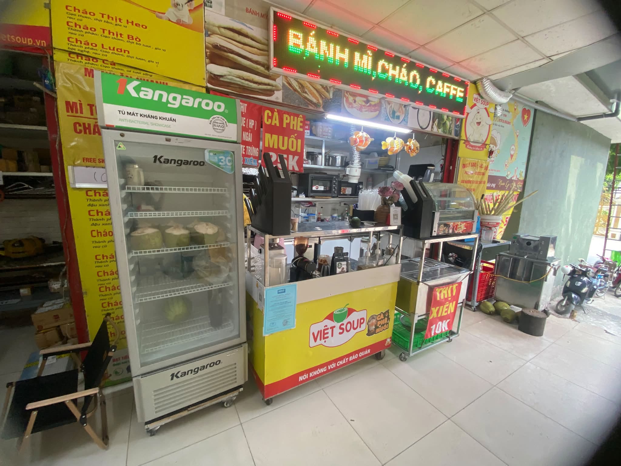 Quầy hàng sạch sẽ, gọn gàng đặt tại tầng 1 tòa nhà Gemek 1, đường Lê Trọng Tấn.