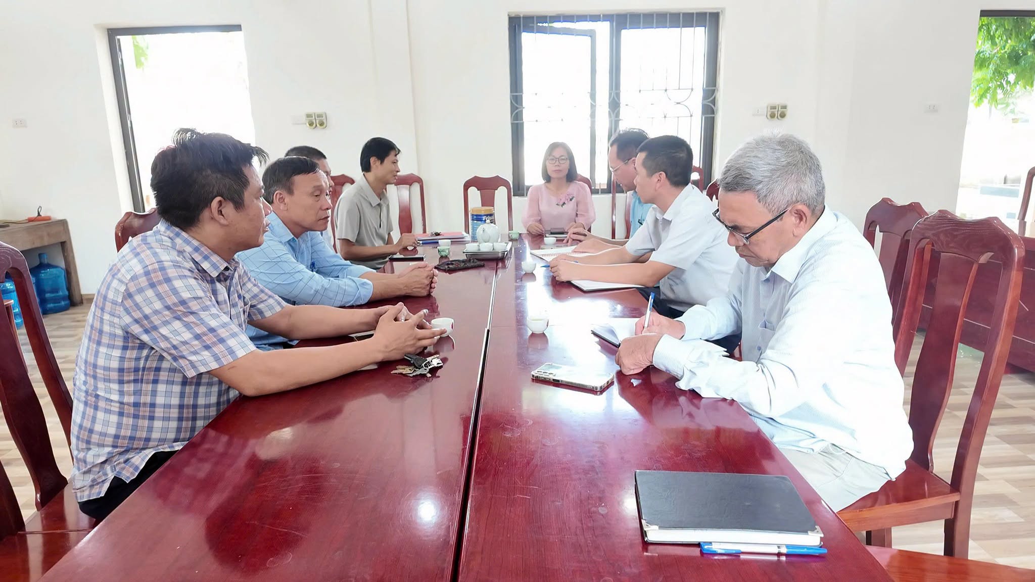 Khung cảnh làm việc nghiêm túc của đoàn công tác để thống nhất số liệu năng suất lúa toàn xã.