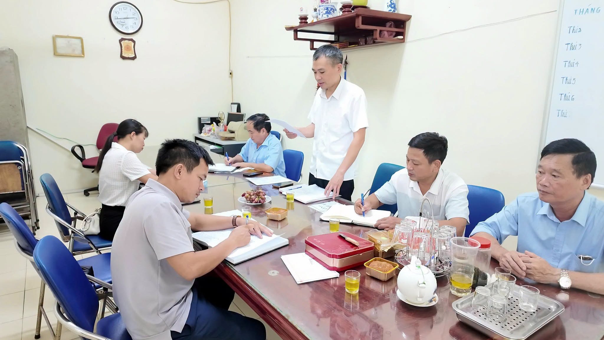 Lãnh đạo xã yêu cầu các HTX khẩn trương huy động máy móc, nhân lực để thu hoạch lúa nhanh gọn.